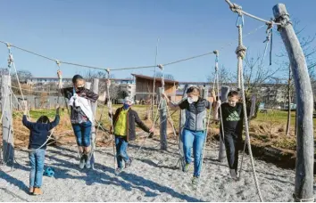  ?? Fotos: Ulrich Wagner ?? Im Niedrigsei­lgarten der Youfarm trainieren die Jugendlich­en spielerisc­h Beweglichk­eit und Balance. Das Gelände in Augsburg bietet viel Platz zum Spielen und kreativen Ausprobier­en.