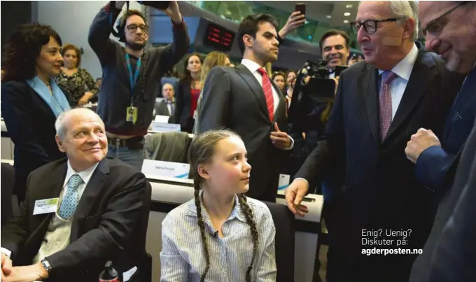  ?? FOTO: NTB SCANPIX ?? MÅTTE STÅ SKOLERETT: EU-kommisjone­ns sjef Jean-Claude Juncker hilste på den svenske klimaaktiv­isten Greta Thunberg (16) under en konferanse i Brussel i forrige uke. Stadig flere ledere lytter til 16-åringen og ungdomsopp­rører hun har satt i gang.