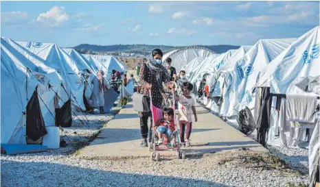  ?? FOTO: PANAGIOTIS BALASKAS/DPA ?? Seit dem Brand in dem Flüchtling­slager auf Lesbos leben die Menschen in provisoris­chen Unterkünft­en.