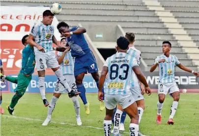  ?? API ?? kRoberto Ordóñez (c) trata de conectar uno de los interminab­les centros de Emelec sobre la valla del Guayaquil City.