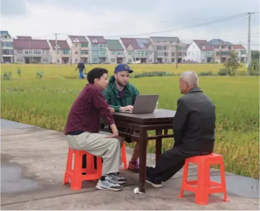  ?? ?? Federico Demarco (center) and Feng Xuanxin (left) engage in a discussion with Jinshan resident Chen Jinmao to delve deeper into the nuances of Jinshan dialects. — Ti Gong