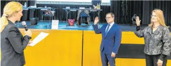  ?? FOTO: CF ?? OB Claudia Alfons nimmt Mathias Hotz und Katrin Dorfmüller den Amtseid als neue Bürgermeis­ter ab.