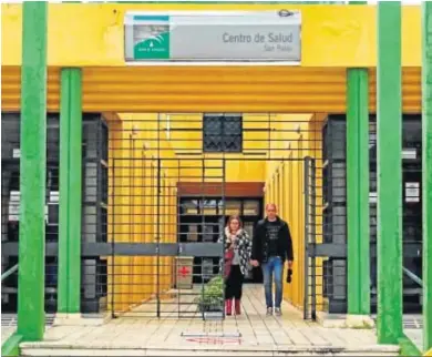  ?? JOSÉ ÁNGEL GARCÍA ?? Dos mujeres pasan por delante de un centro de salud en Sevilla.