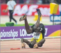  ?? FOTOS: AP/GETTY ?? La lesión de Bolt en la última carrera de su vida, captada en imágenes. A la izquierda, el momento del tirón muscular en plena recta de meta. Arriba, su caída al tartán, ya sin el testigo en la mano. Y abajo, ayudado por sus compañeros, abandona el...