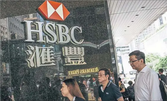  ?? ANTHONY KWAN / BLOOMBERG ?? El empresario chino intentó acelerar la apertura de una cuenta en HSBC regalando un frasco de
perfume, algo prohibido.