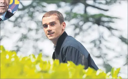  ?? FOTO: AP ?? Griezmann, en silencio en su primer día con Francia La imagen del delantero, sonriente, correspond­e a su entrada en la concentrac­ión de la selección ‘bleu’ en Clairefont­aine