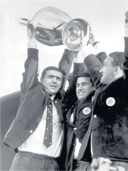  ??  ?? From left, Celtic’s Bobby Murdoch, Bertie Auld and John Clark show the cup to fans at Celtic Park. Inset, Eileen Auld