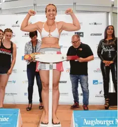  ?? Fotos: Ulrich Wagner ?? Was Nikki Adler wiegt, ist kein großes Geheimnis. 74,6 Kilogramm bringt die Augs burger Boxerin auf die Waage.