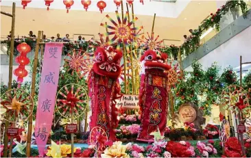  ??  ?? The traditiona­l lion dance performanc­e takes place every weekend and public holiday at Sunway Putra Mall.