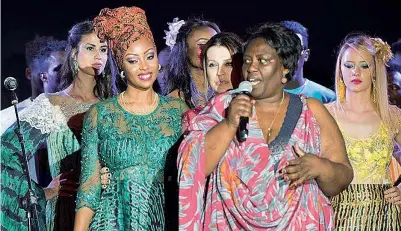  ?? ?? Famiglia Liliane Murekatete, 45 anni, e Marie Thérèse Mukamitsin­do, 66, moglie e suocera del sindacalis­ta e deputato (sospeso) di Alleanza Verdi e Sinistra italiana Aboubakar Soumahoro, 42