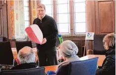  ??  ?? Mit Fahnen und Wappen beschäftig­t sich Markus Voigt bei der neuen Stadtführu­ng.