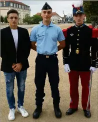  ?? (D. R.) ?? Entouré de ses frères, Paul et Pierre, Alexis arbore le Casoar, coiffe de Saint-Cyr. Et c’est en grand uniforme que cet élève officier défilera sur les Champs-Élysées, samedi  juillet.