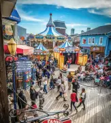  ??  ?? PIER 39 is a popular tourist attraction and shopping area in San Francisco, right; shopping on Main Street in Saint Helena, bottom.