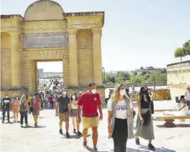  ?? FRANCISCO GONZÁLEZ ?? Turistas junto a la Puerta del Puente.