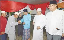  ??  ?? Sapawi (tolu wanan) intongan di Ahmad om Hafez (wanan) papatahak do toluod kumaa tinimungan ‘asnaf’.