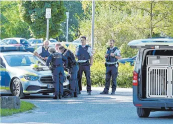  ?? FOTO: BERND WEISSBROD/DPA ?? Noch immer sucht die Polizei drei Männer, die aus einem Zentrum für Psychiatri­e geflohen sind.