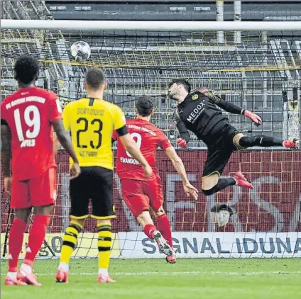  ?? FOTO: EFE ?? Así marcó Kimmich el gol que decidió el Klassiker
Este Bayern encaminó su octava Bundesliga seguida
B. Dortmund - Bayern
B. Leverkusen - Wolfsburgo
E. Frankfurt - Friburgo
W. Bremen - B. M'gladbach Leipzig - Hertha B. Augsburgo - Paderborn F. Düsseldorf - Schalke Hoffenheim - Colonia Union Berlin - Mainz