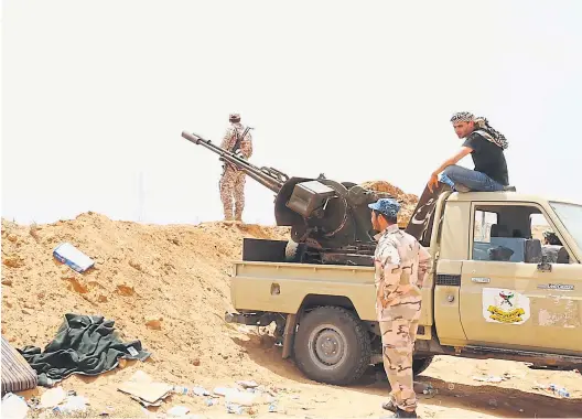  ?? MohŻme© LŻghŻ ?? Die Offensive gegen den IS bei Sirte läuft. Im Bild eine für den arabischen Raum typische Kombi einer sowjetisch­en bzw. russischen SU-23-Zwillingsf­lak Kaliber 23 mm auf einem Geländewag­en. In der Regel eignet sich diese simple Schnellfeu­erwaffe besser...