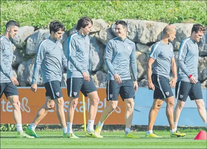  ?? FOTO: JUAN ECHEVERRÍA ?? Regreso tras cargar las pilas Los rojiblanco­s volvieron ayer al trabajo para afrontar el exigente calendario que se les avecina