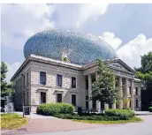  ??  ?? Das Museum de Fundatie krönt eine riesige eiförmige Wolke aus 55.000 Keramikkac­heln.