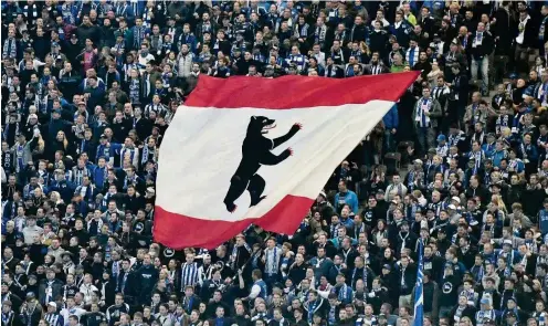  ?? Foto: AFP/John Macdougall ?? Berlin spielt wieder internatio­nal. Gegen Bilbao machten die Hertha-Fans die Ostkurve wieder voll, im Gegensatz zum Rest des Olympiasta­dions.