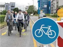  ?? Foto: Guy Jallay ?? Bürgermeis­ter Georges Mischo testete den Pop-up-Radweg am Freitag aus.