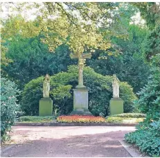  ??  ?? Gräber wie die Schwestern­gruft lassen auch heute noch erkennen, dass der Theodor-Heuss-Park in Anrath einst ein Friedhof war.