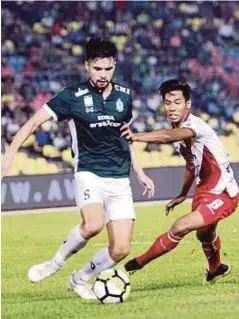  ??  ?? PEMAIN Kuala Lumpur, Muhammad Syazwan Andik Ishak (kanan) mengasak pemain Melaka United, Nicholas Ryan Swirad pada perlawanan Liga Super, kelmarin.