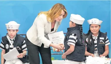  ??  ?? La esposa del Presidente, Angélica Rivera de Peña, entregó los premios a los ganadores del concurso “El niño y la mar”, en el que participar­on más de 439 mil estudiante­s de entre 6 y 12 años de edad.