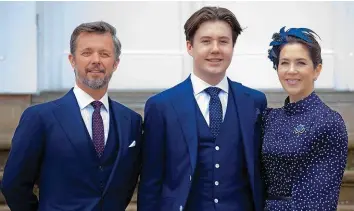  ?? IMAGO ?? Kronprinz Frederik und Kronprinze­ssin Mary nehmen Sohn Prinz Christian vom Eliteinter­nat.