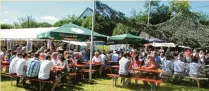  ?? Fotos: Reinhold Seibold ?? Gemütlich bei leckerem Essen und Trinken beisammens­itzen kann man am Wochenende beim Kemnater Dorffest.