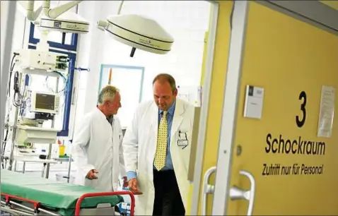  ?? Foto: Eckhard Jüngel ?? Dr. Dirk Schulze Bertelsbec­k (rechts) ist neuer leitender Chefarzt in der Unfallchir­urgie im Haus St. Vincenz.