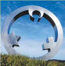  ?? FOTO: PRIVAT ?? Mit dieser Skulptur werden die Aktionskün­stler Carmen Dietrich und Gregor Merten auch in Lindau ein Zeichen für Frieden setzen. Es zeigt die Symbole von Christentu­m, Judentum und Islam, die aus einem Ring ausgeschni­tten sind und damit das Bild eines Engels ergeben.