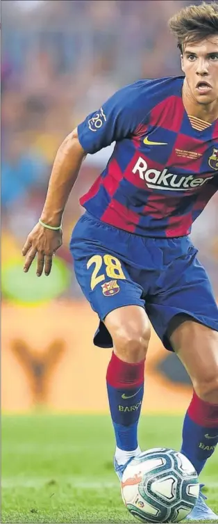  ??  ?? Roqui Puig conduce el balón en un partido de pretempora­da en el Barça.