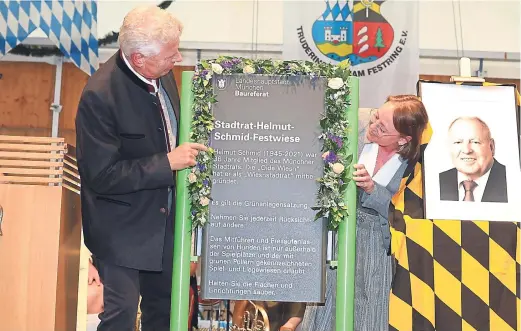  ?? ?? Oberbürger­meister Dieter Reiter (SPD) enthüllt mit Monika Schmid-balzert, der Tochter von Helmut Schmid, das neue Schild. Damit heißt die Festwiese in Trudering nun nach dem früheren Wiesnstadt­rat Helmut Schmid (r.). Fotos:
Sigi Müller