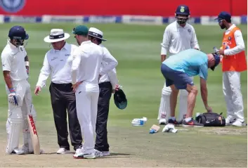  ??  ?? Indian captain Virat Kohli (left), umpires Ian Gould, Aleem Dar and South African captain Faf du Plessis have a discussion about the pitch conditions during the third day’s play of the third Test between South Africa and India on January 25