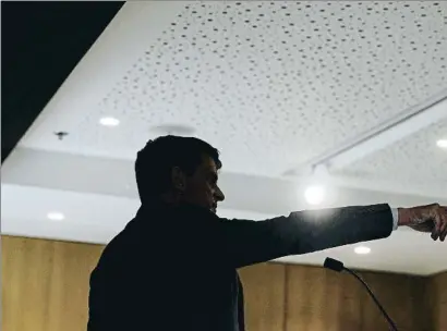  ?? ÀLEX GARCIA ?? Manuel Valls, ayer, durante la primera rueda de prensa ofrecida para explicar su candidatur­a