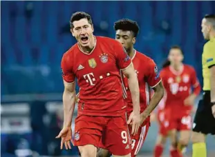  ?? Alberto Pizzoli/afp ?? Robert Lewandowsk­i comemora o primeiro gol do Bayern de Munique no estádio Olímpico de Roma no triunfo sobre a Lazio pela Liga dos Campeões