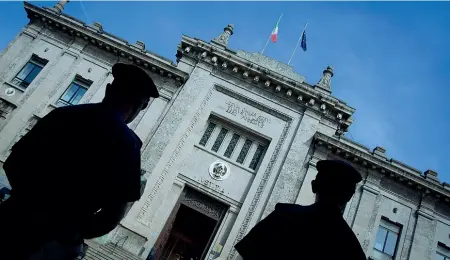  ??  ?? Piazza Dante Da ieri la procura ha un nuovo capo: Antonio Chiappani (nella foto sotto), 66 anni, nominato all’unanimità dal Csm