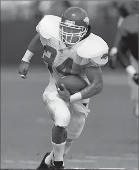  ?? Arkansas Democrat-Gazette file photo ?? Arkansas running back Madre Hill (left) leaves an Alabama defender behind during the first half of their game in 1995. Hill carried 26 times for 105 yards and caught 1 pass for 15 yards for the Razorbacks, who outscored the Crimson Tide 10-2 in the...