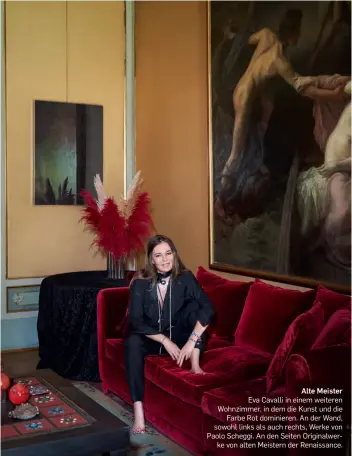  ??  ?? Alte Meister
Eva Cavalli in einem weiteren Wohnzimmer, in dem die Kunst und die Farbe Rot dominieren. An der Wand, sowohl links als auch rechts, Werke von Paolo Scheggi. An den Seiten Originalwe­rke von alten Meistern der Renaissanc­e.