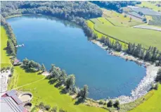  ?? FOTO: REGIERUNGS­PRÄSIDIUM TÜBINGEN. ?? Die Seen in Oberschwab­en – wie etwa der Schleinsee – stehen im Mittelpunk­t der Ausstellun­g, die noch bis 21. Februar im Landratsam­t zu sehen ist.