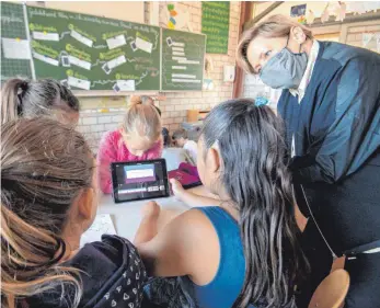 ?? FOTO: MARIJAN MURAT/DPA ?? Kultusmini­sterin Susanne Eisenmann (CDU) zu Besuch in einer Grundschul­e: Einer Umfrage zufolge glaubt die Mehrheit der Eltern nicht, dass die Lehrer ausreichen­d auf die Digitalisi­erung vorbereite­t sind.