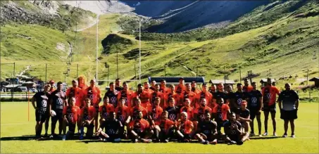  ?? (Photos RCT) ??  joueurs et une quinzaine de membres du staff sont « montés » à Tignes pour un stage de cohésion où ils peuvent enfin jouer au rugby, tous ensemble.