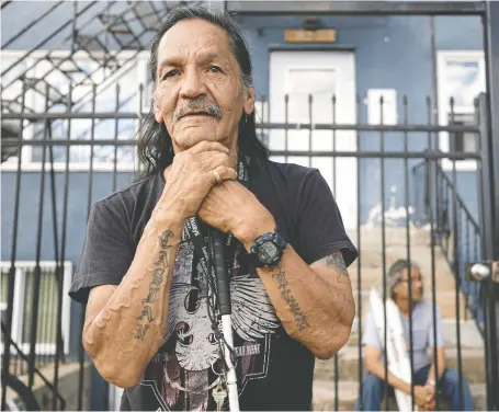  ?? MICHELLE BERG ?? David Fineday, in front of his home on 20th Street, says he has been homeless five times in the past three decades.