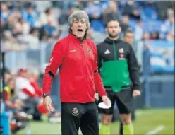  ??  ?? ÁNIMO. Enrique Martín, en el duelo ante el Málaga en La Rosaleda.