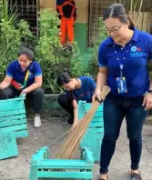  ??  ?? Volunteers spruce up school desks for the students of Rizal Elementary School.