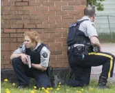  ??  ?? Deux agents de la GRC Codiac, lors de la traque de Justin Bourque. - Archives