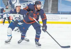  ?? FOTO: CURTIS COMEAU/ICON SPORTSWIRE/IMAGO IMAGES ?? Will noch so einiges erreichen: Leon Draisaitl (rechts), hier im Duell mit Winnipegs Mark Scheiffele.