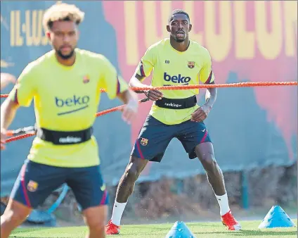  ?? FOTOS: FCB ?? Dembélé y Griezmann aprietan el acelerador. Los dos miran al partido del Nápoles, donde podrían tener algunos minutos. A la derecha, buen rollo durante la sesión de ayer, marcada por el calor